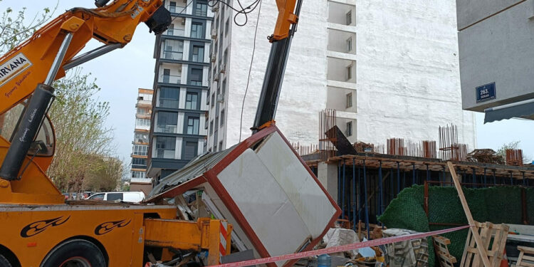 Kırılan Vinç Kolu Güvenlik Konteynerini Biçti: 2 İşçi Yaralı