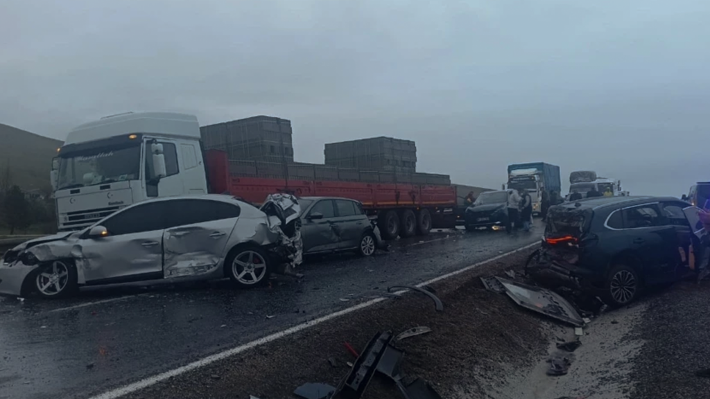 Kontrolden Çıkan Yolcu Otobüsü Dehşet Saçtı! 10 araca çarptı, 7 yaralı