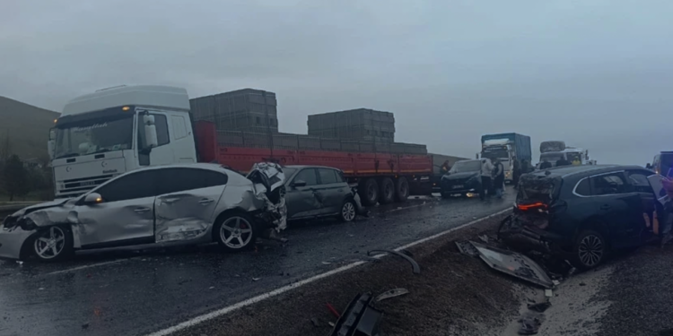 Kontrolden Çıkan Yolcu Otobüsü Dehşet Saçtı! 10 araca çarptı, 7 yaralı
