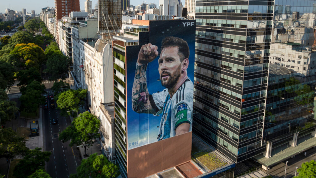 Lionel Messi Barcelona'dan Kulüp Satın Aldı