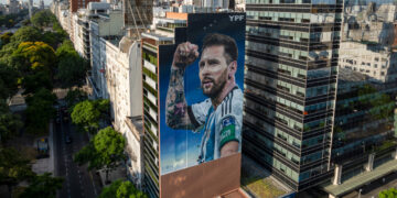 Lionel Messi Barcelona'dan Kulüp Satın Aldı