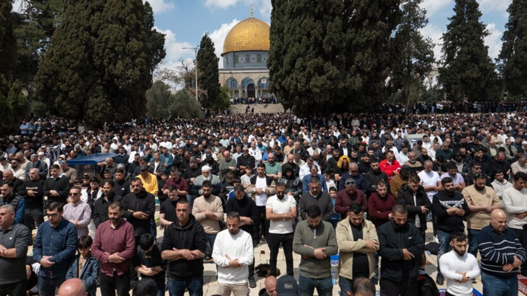 Mescid-i Aksa’da 5 Hafta Sonra İlk Cuma: On Binlerce Müslüman Saf Tuttu