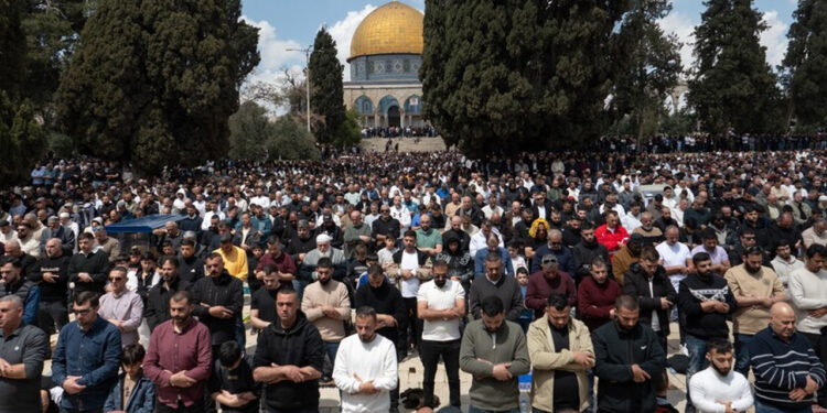 Mescid-i Aksa’da 5 Hafta Sonra İlk Cuma: On Binlerce Müslüman Saf Tuttu
