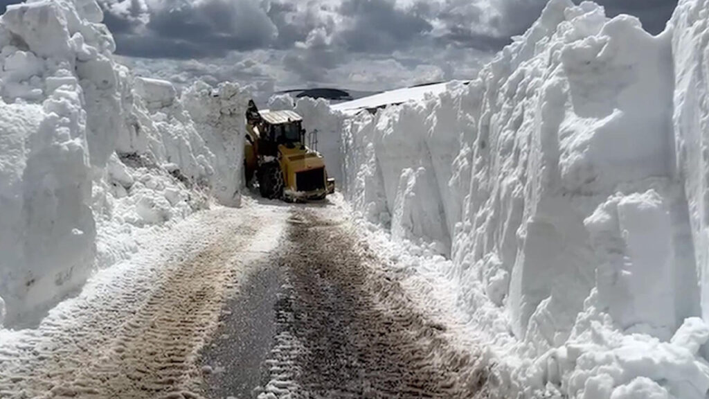Nisan Ayında Sibirya Manzarası: İş Makineleri 4 Metrelik 'Beyaz Duvarlar' Arasında Kayboldu