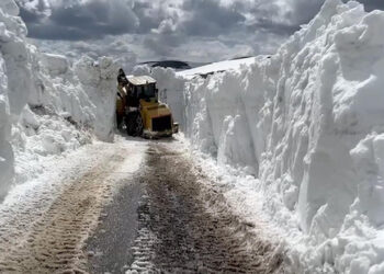 Nisan Ayında Sibirya Manzarası: İş Makineleri 4 Metrelik 'Beyaz Duvarlar' Arasında Kayboldu