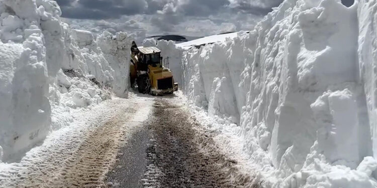 Nisan Ayında Sibirya Manzarası: İş Makineleri 4 Metrelik 'Beyaz Duvarlar' Arasında Kayboldu