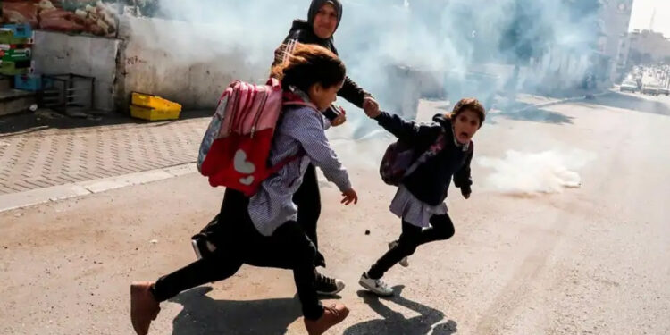 Okul Yolunda Dehşet: İsrail Askerlerinden Filistinli Öğrencilere Ses ve Gaz Bombası