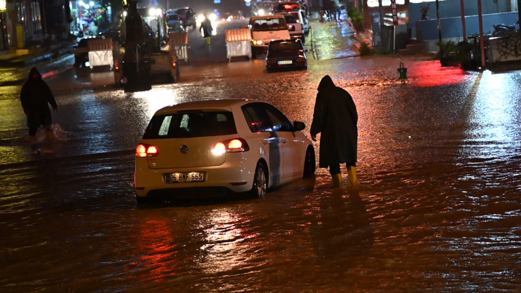 Osmaniye'yi Sağanak Vurdu, Dereler ve Çaylar Taştı!
