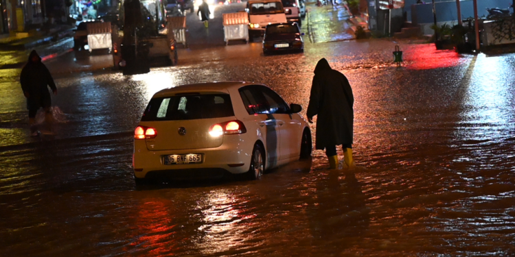 Osmaniye'yi Sağanak Vurdu, Dereler ve Çaylar Taştı!