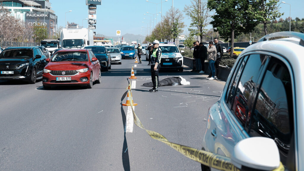 Reklam Afişi Asan İşçi Önce Üst Geçitten Düştü, Sonra Otomobilin Altında Kaldı