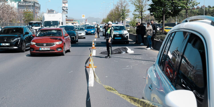Reklam Afişi Asan İşçi Önce Üst Geçitten Düştü, Sonra Otomobilin Altında Kaldı