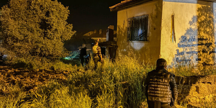 Uşak'ta Polis Ekiplerine Silahlı Saldırı: 1'i Ağır 2 Yaralı