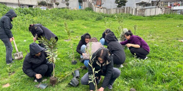 Abdullah Öcalan’ın doğum günü dolaysıyla genç kadınlar fidan dikti