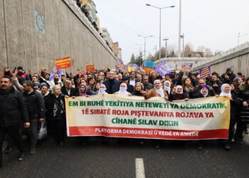 İHD raporu: Rojava protestolarında 123 kişi tutuklandı