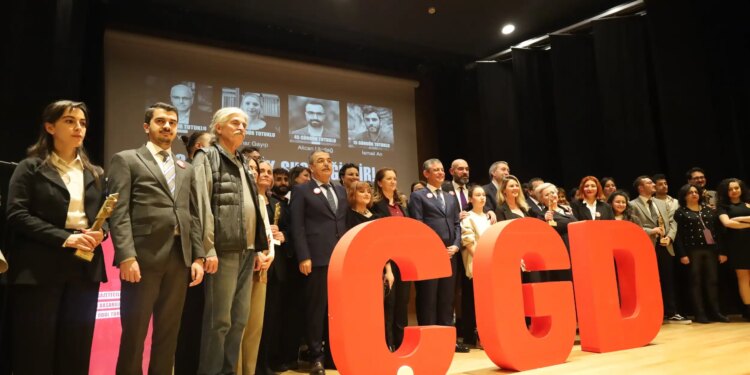 ÇGD ödül töreni: Tutuklu gazetecilere dayanışma mesajları verildi