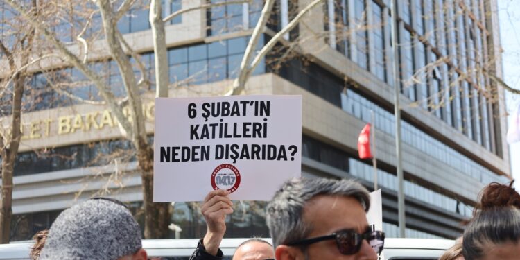 Alpargün Apartmanı davasında ‘olası kast’ tepkisi: Aileler Adalet Bakanlığı önünde eylem yaptı