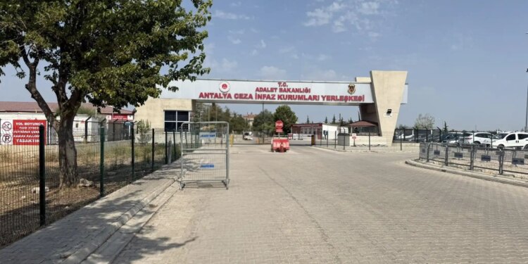 Açlık grevindeki tutsaklar hastanede: 4 aile üyesi gözaltına alındı