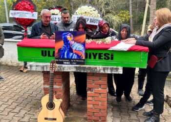 Ölümü şüpheli bulunmuştu: Şarkıcı Rıza Tamer, son yolculuğuna ‘gitarıyla’ uğurlandı