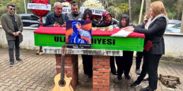 Ölümü şüpheli bulunmuştu: Şarkıcı Rıza Tamer, son yolculuğuna ‘gitarıyla’ uğurlandı