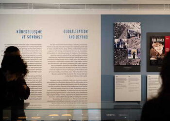 “Yüzyılın İzleri: Koç Topluluğu” sergisi açıldı