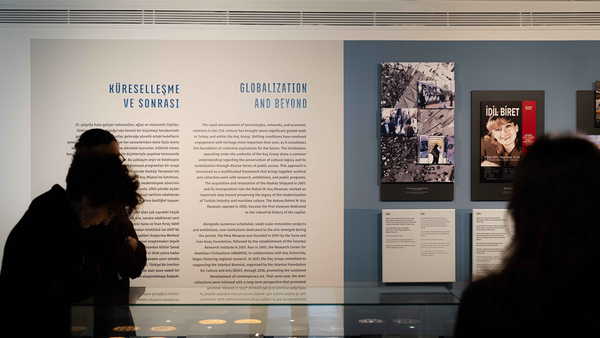 “Yüzyılın İzleri: Koç Topluluğu” sergisi açıldı