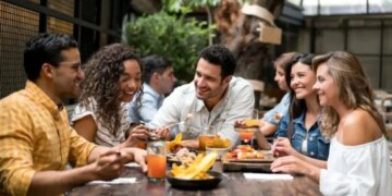 Başkalarıyla biraraya gelmek beynimizi nasıl değiştiriyor?