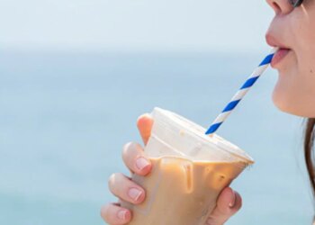 Diş minesinin gizli düşmanı: Buzlu kahve içerken yapılan o hata dişleri eritiyor!