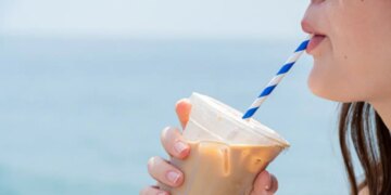 Diş minesinin gizli düşmanı: Buzlu kahve içerken yapılan o hata dişleri eritiyor!