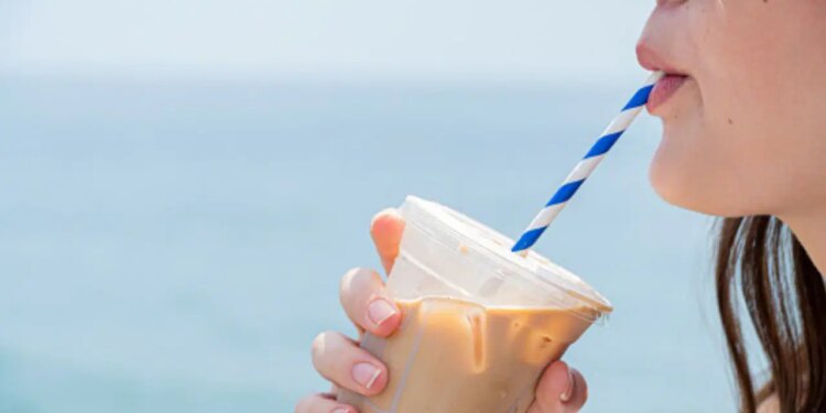 Diş minesinin gizli düşmanı: Buzlu kahve içerken yapılan o hata dişleri eritiyor!