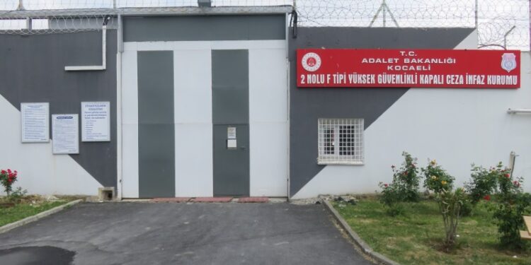 Tutsak Aba’ya gönderilen Kürtçe kitap için 5 bin TL ‘çeviri ücreti’ istendi