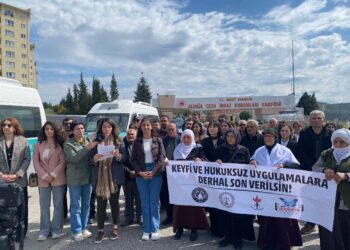 İzmir’de tutsaklara ‘ailelerine sarılma’ soruşturması