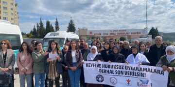 İzmir’de tutsaklara ‘ailelerine sarılma’ soruşturması