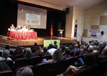 KESK İzmir’de ‘Barışı Konuşuyoruz’ paneli düzenledi