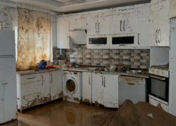 Midyat’ta kanalizasyon taşkını: Aile 5 gündür evsiz