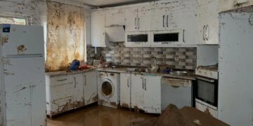 Midyat’ta kanalizasyon taşkını: Aile 5 gündür evsiz