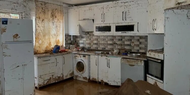 Midyat’ta kanalizasyon taşkını: Aile 5 gündür evsiz