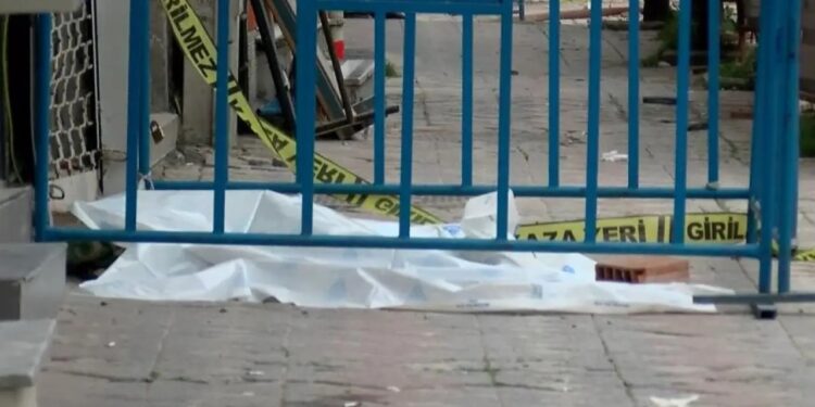 Yıkılan binadan beton parçası düştü: 6 yaşındaki kız çocuğu hayatını kaybetti