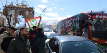 Mûş’ta coşkuyla karşılanan Amedspor, halaylarla Amed’e uğurlandı