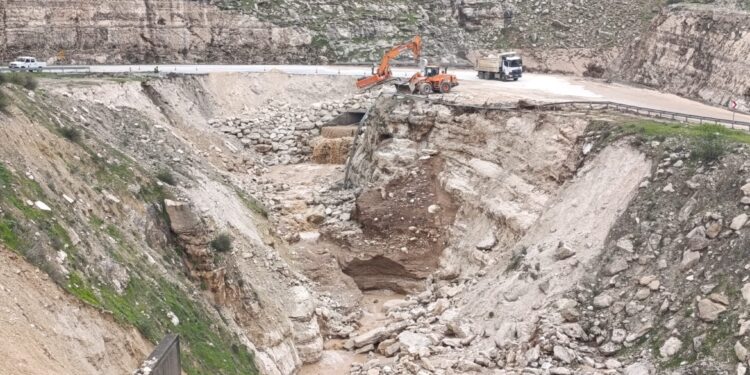 Sêrt’te şiddetli yağış: Yollarda çökme meydana geldi