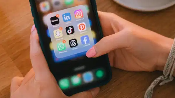 YouTube ve TikTok, çocuklar için yeterince güvenli değil