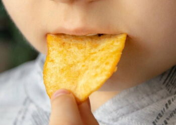 Mutfaktaki sinsi tehlike: Günde bir paket cips demans riskini tetikliyor!