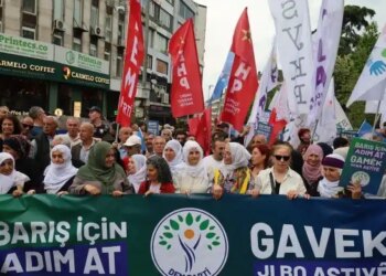 Kadıköy’de binler ‘barış, demokrasi ve çözüm’ için yürüdü