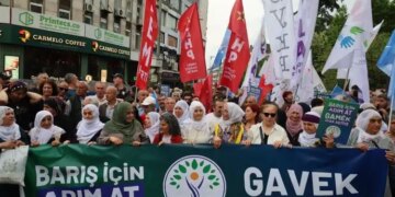 Kadıköy’de binler ‘barış, demokrasi ve çözüm’ için yürüdü