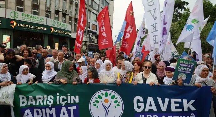Kadıköy’de binler ‘barış, demokrasi ve çözüm’ için yürüdü