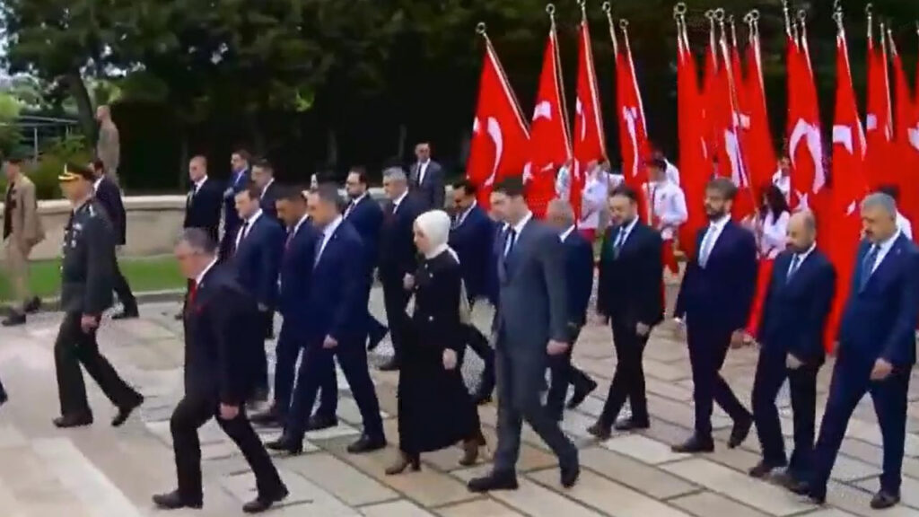81 İlden 100'lerce Genç Anıtkabir'de: 19 Mayıs Coşkusu