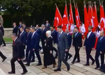 81 İlden 100'lerce Genç Anıtkabir'de: 19 Mayıs Coşkusu
