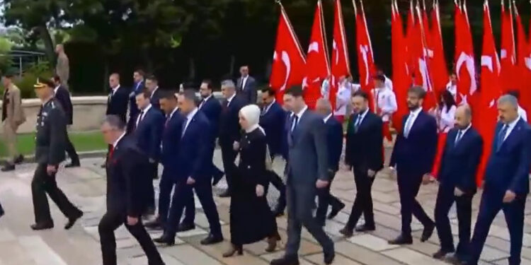 81 İlden 100'lerce Genç Anıtkabir'de: 19 Mayıs Coşkusu