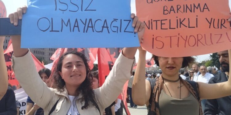 Gençler 19 Mayıs’ı işsizlik, gelecek kaygısı ve ekonomik krizle karşılıyor