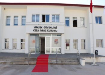 Askerler tarafından darp edilen tutsak askeri doktora götürüldü