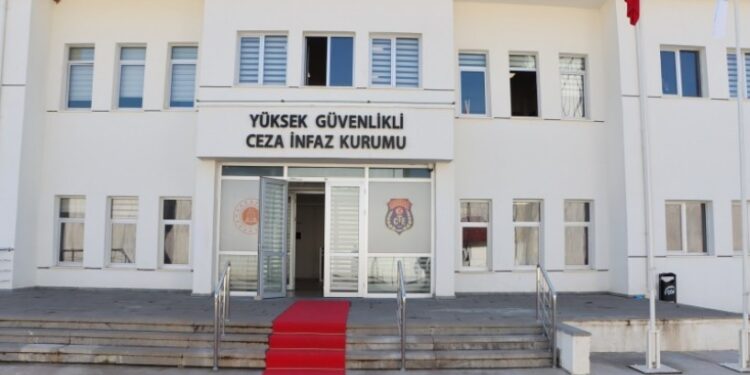 Askerler tarafından darp edilen tutsak askeri doktora götürüldü